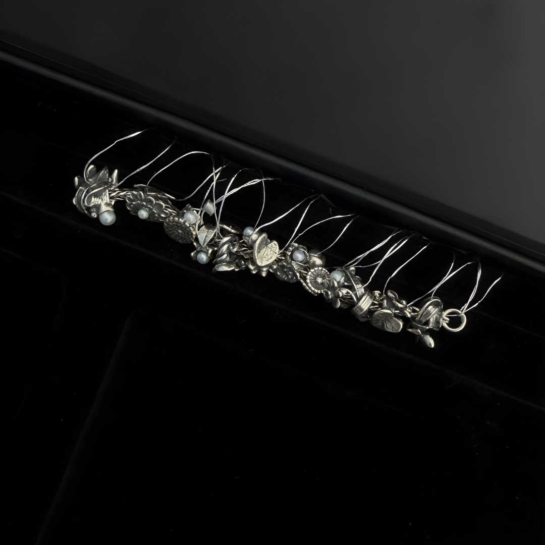 „Mėnesio gėlės“ karoliuko dovanų rinkinys prabangioje dėžutėje