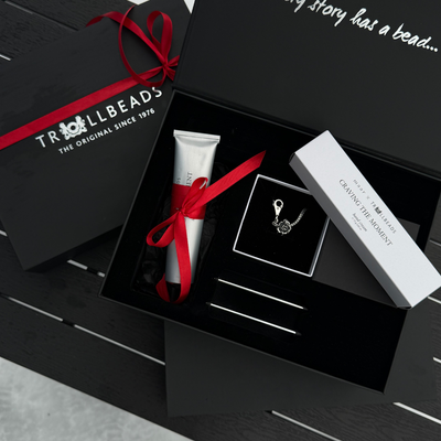 Apyrankės "Mėnesio Gėlė" ir rankų kremo dovanų rinkinys prabangioje dežutėje