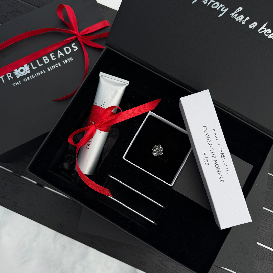 „Mėnesio gėlės“ karoliuko ir rankų kremo dovanų rinkinys prabangioje dėžutėje