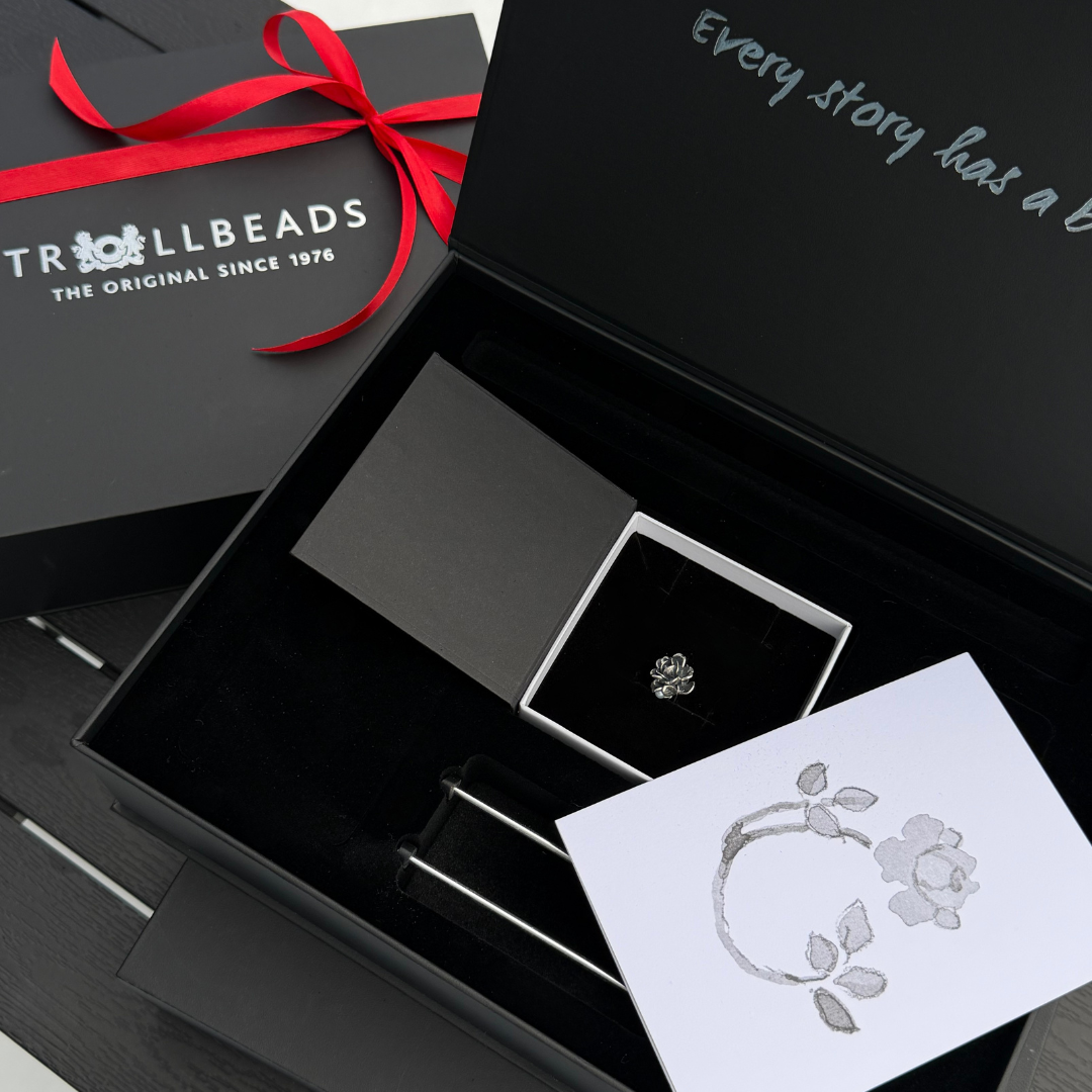 „Mėnesio gėlės“ karoliuko dovanų rinkinys prabangioje dėžutėje