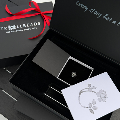 „Mėnesio gėlės“ karoliuko dovanų rinkinys prabangioje dėžutėje