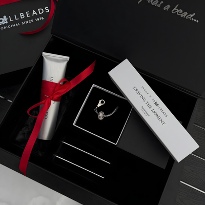 Apyrankės "Unikalumas" ir rankų kremo dovanų rinkinys prabangioje dėžutėje