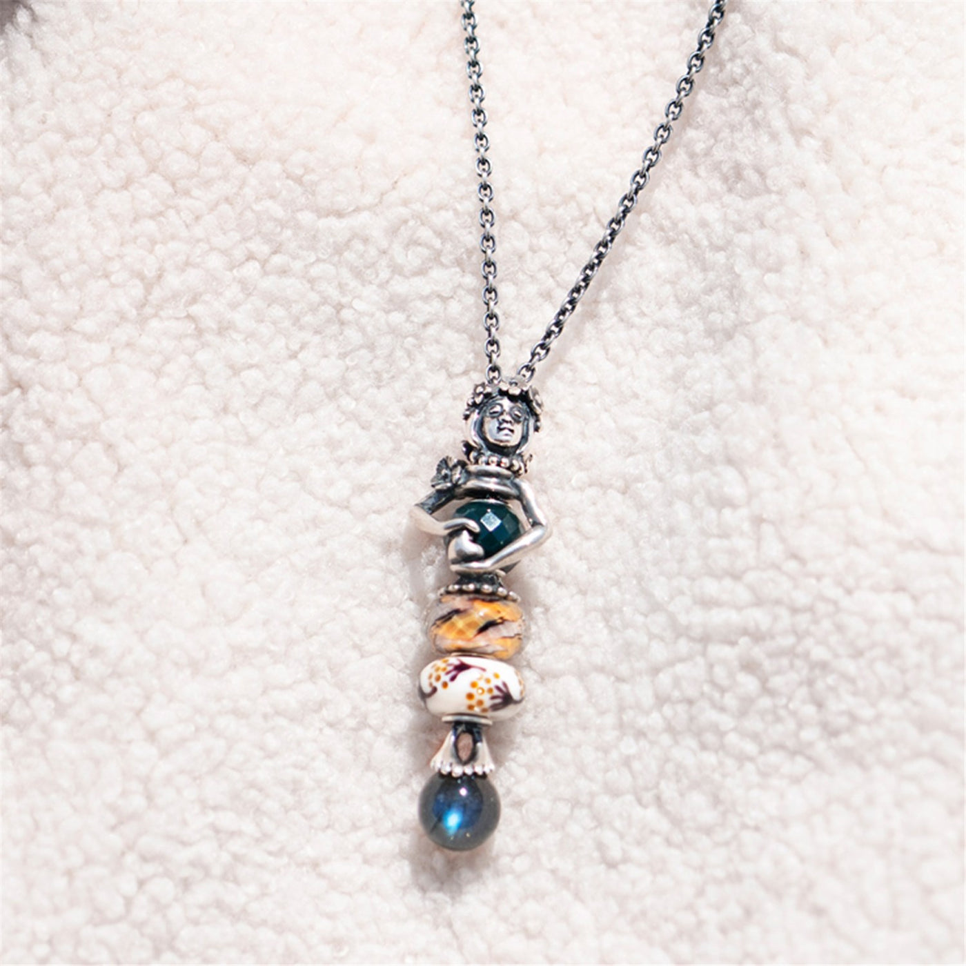 Švytinti energija, stiklo karoliukas