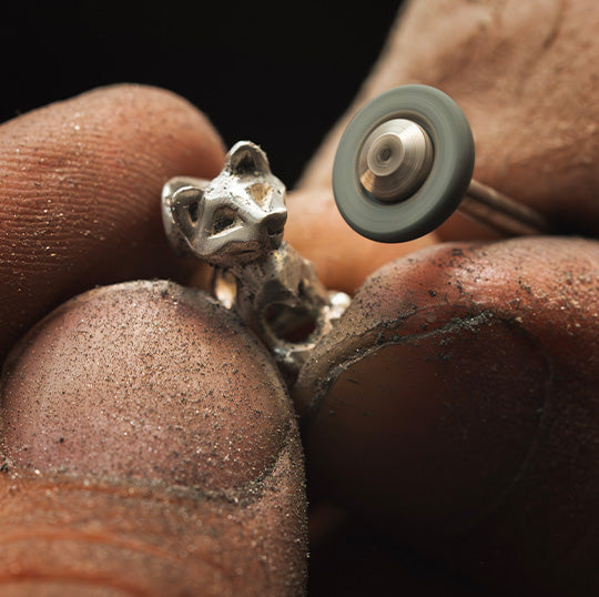 Sleek silver cat bead, reflecting elegance and poise in a minimalist yet expressive design.