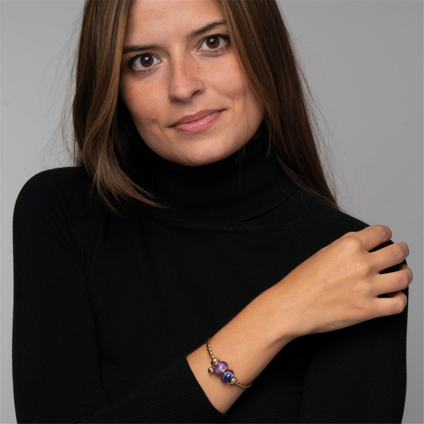 Pinta Auksu Dengta „Bangle“ Apyrankė su Dviem Aukso „Stabdžiukais“