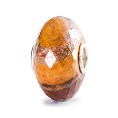 Ugninis Chalcedonas, akmens karoliukas